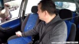 Prostituta checa se abre de piernas en el coche de un cliente