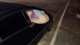 Una zorra amateur saca el culo por la ventanilla del coche para que se la follen los desconocidos